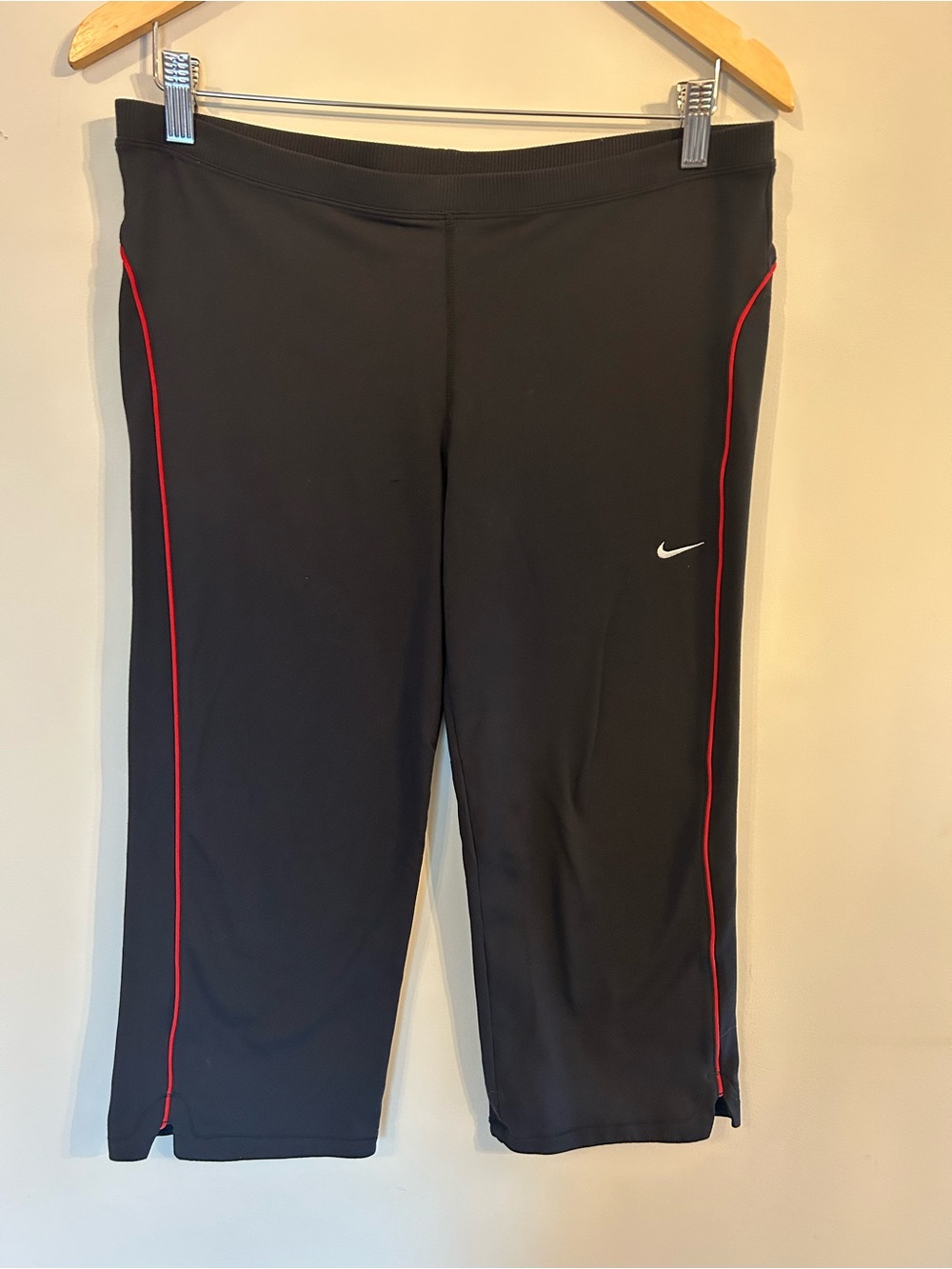Vintage Y2K Nike Capri Athletic Pants Black with Red Piping Size Large Trendy